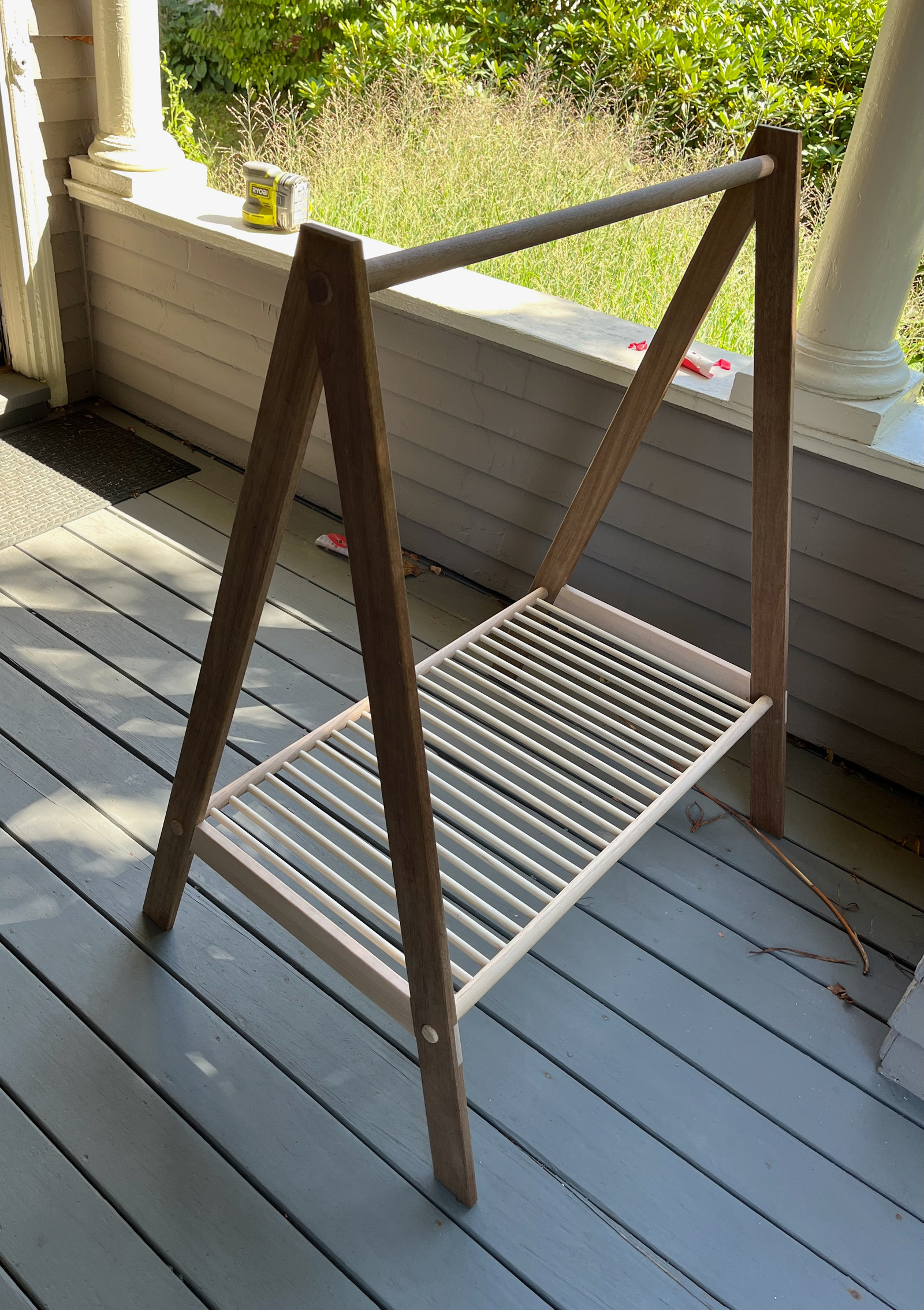 Woodworking project: clothes rack