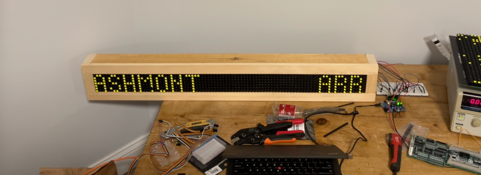 Train departure display screenshot